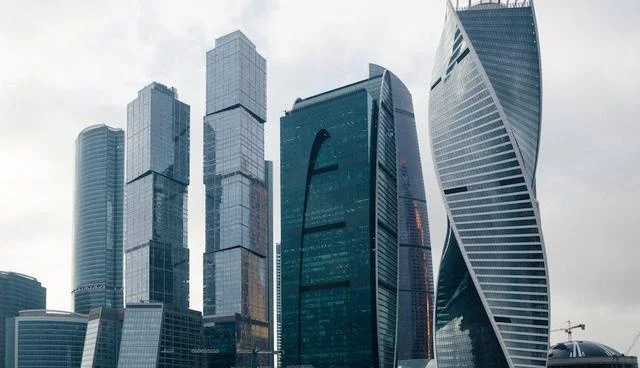 俄羅斯計(jì)劃 2025 年生產(chǎn) 1000 個(gè)國(guó)產(chǎn) 5G 基站，從而加快百萬(wàn)人口城市 5G 網(wǎng)絡(luò)的部署進(jìn)程。