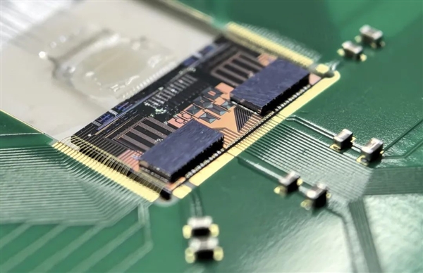 國內(nèi)首款2Tb/s 3D集成硅光芯粒成功出樣,華為、英偉達(dá)等巨頭都在押注