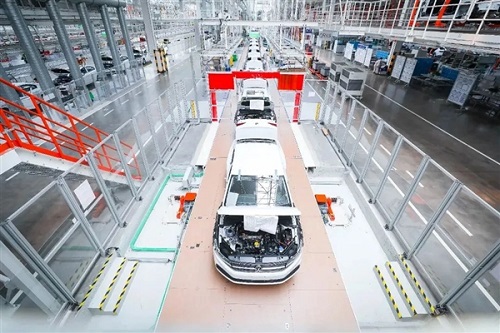 一汽-大眾將打造超級無人汽車工廠 用人形機(jī)器人擰螺絲