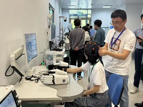 我國(guó)首個(gè)將腦機(jī)接口技術(shù)應(yīng)用于臨床的病房成立，由天壇醫(yī)院聯(lián)合國(guó)內(nèi)多家科研機(jī)構(gòu)共建