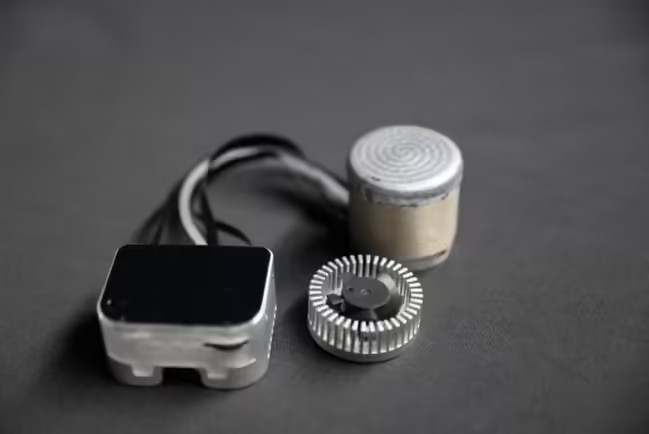 清華團(tuán)隊研發(fā)出高分辨率傳感器 突破機(jī)器人“類人觸覺”核心難題